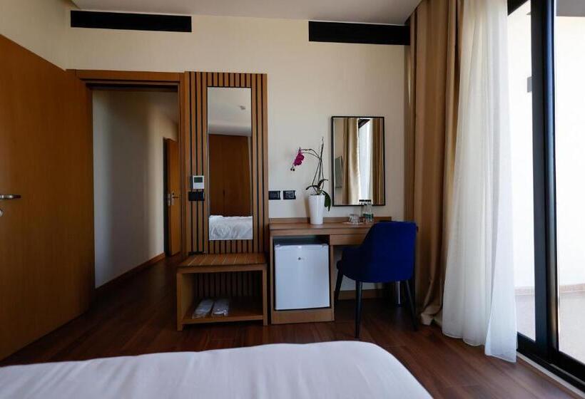 סוויטה משפחתית, Valza Boutique