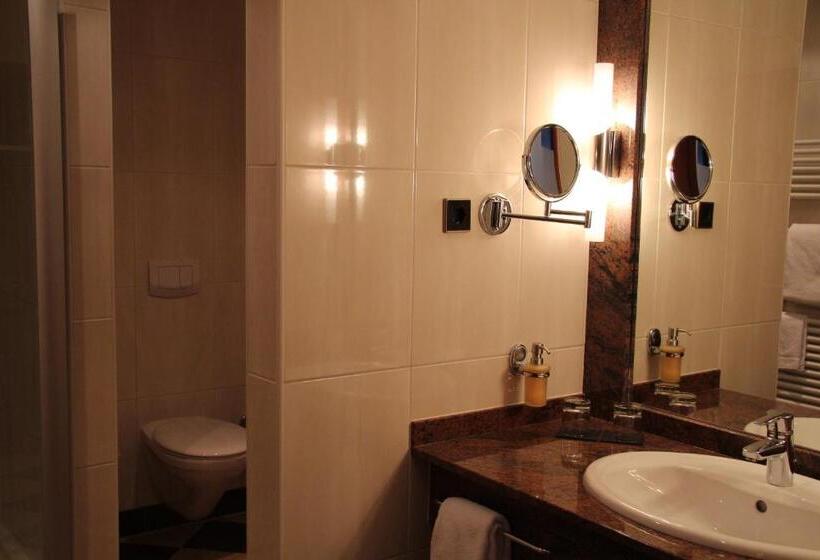 수피리어 주니어 스위트, Amaris