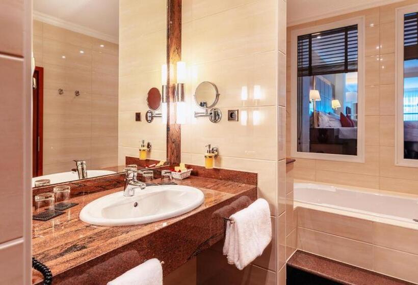 패밀리 스위트, Amaris