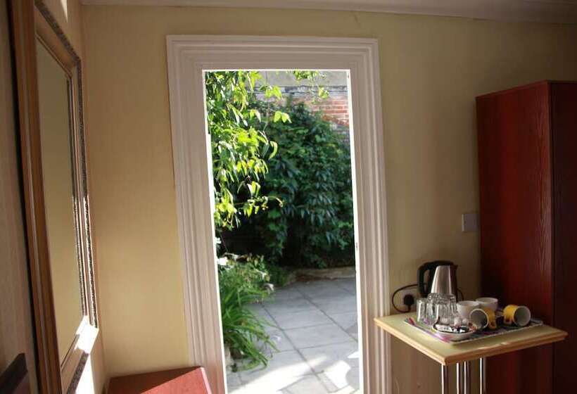 غرفة قياسية رباعية, Ambassador