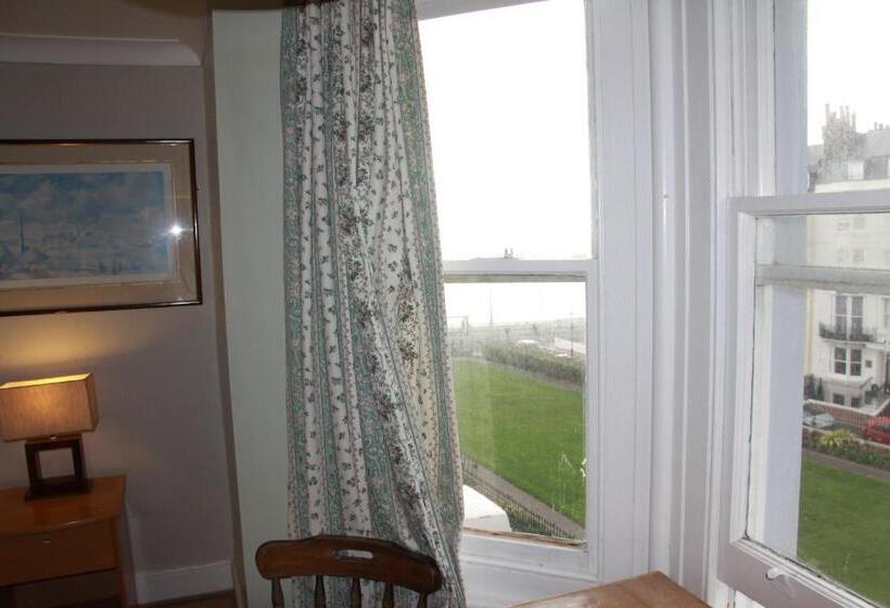 غرفة قياسية ثلاثية, Ambassador