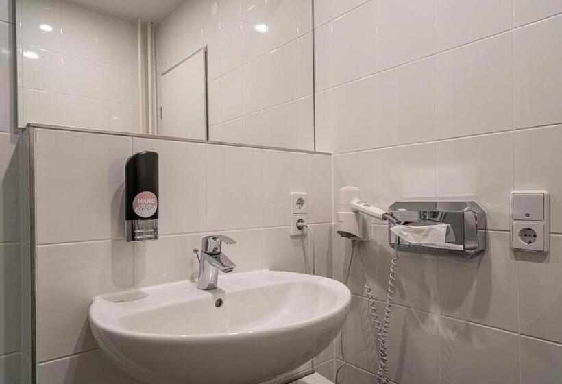 Bed in Shared Room with Shared Bathroom, Big Mama Berlin