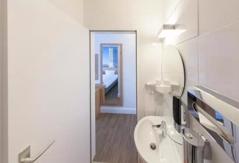 Standard Yhden Hengen Huone, Keese
