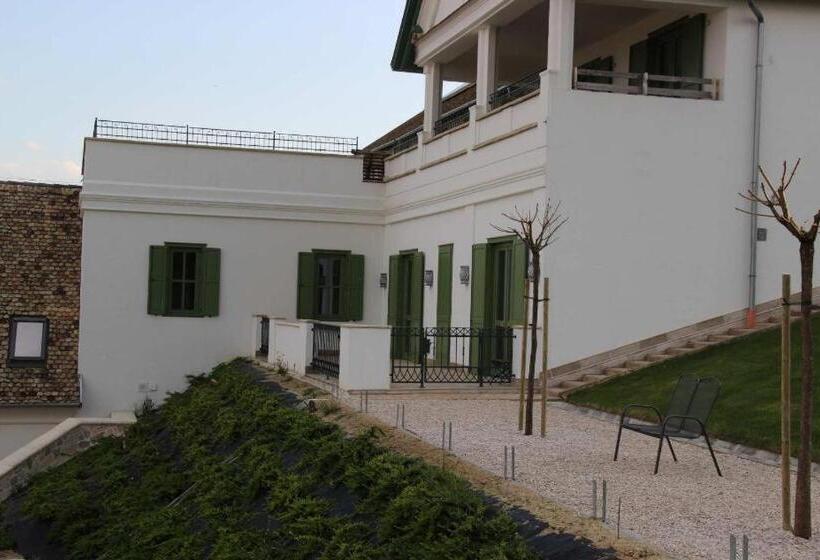 חדר משפחתי, Takler Kúria