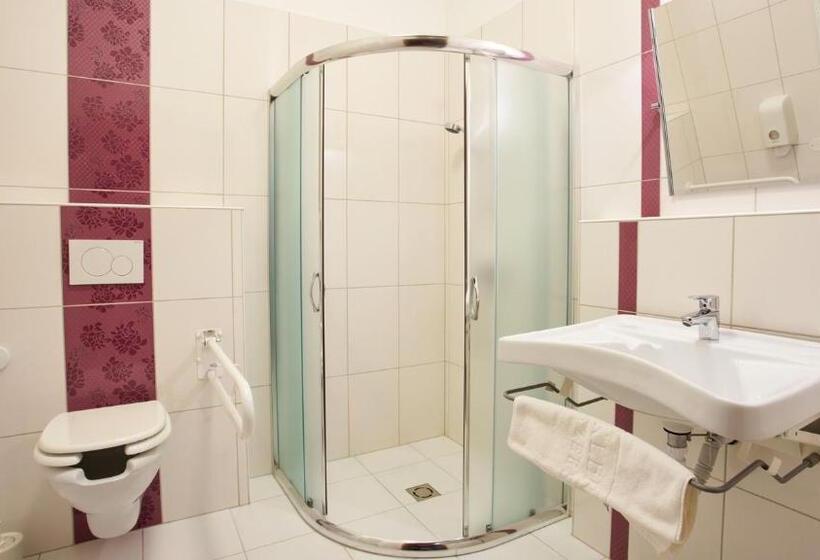 Quarto Familiar, Takler Kúria