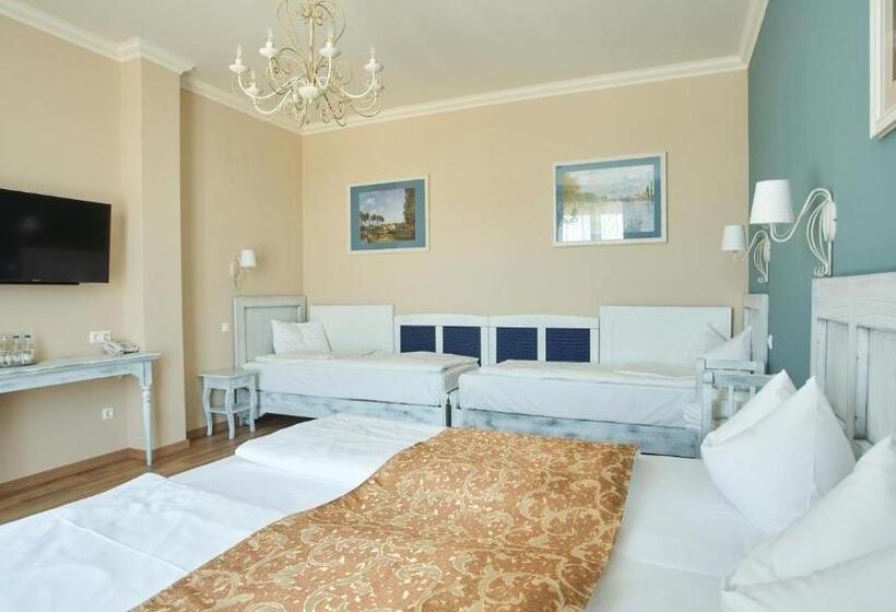 חדר משפחתי, Takler Kúria