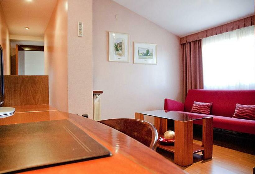 带露台的小型套房, Arumí