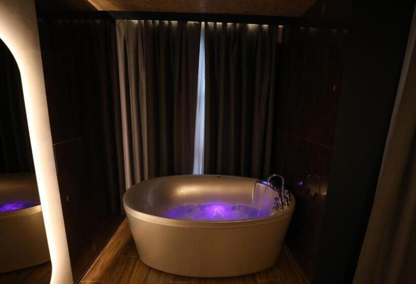 חדר דלוקס עם מרפסת, Toka Hotel Restaurant