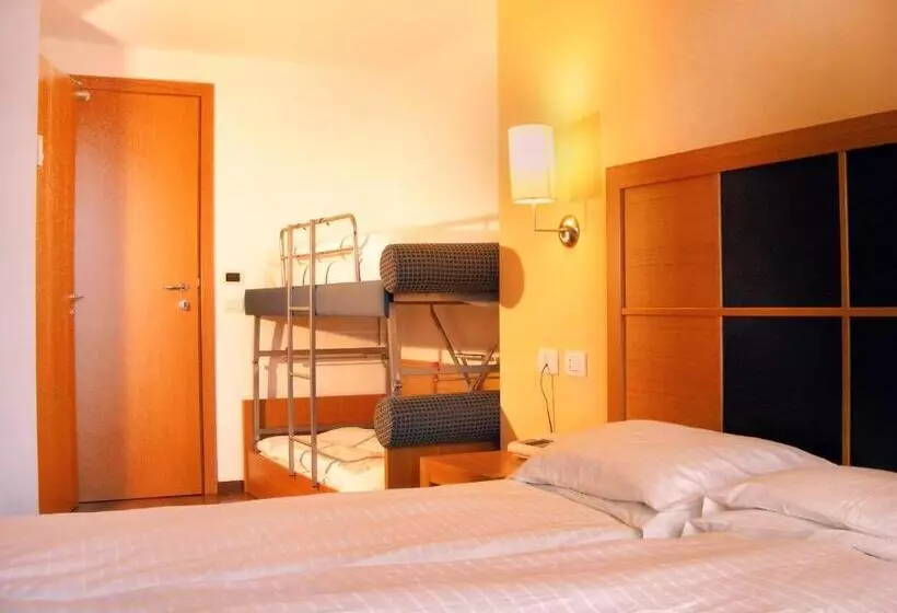Standard Quadruple Room with Bunk Beds, Dolomiti Chalet