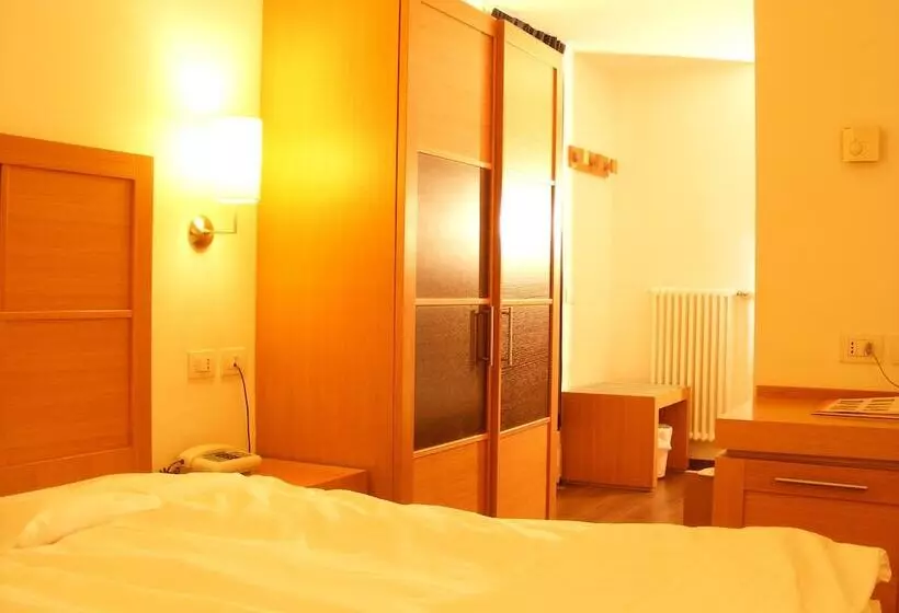 اتاق استاندارد سه نفره, Dolomiti Chalet