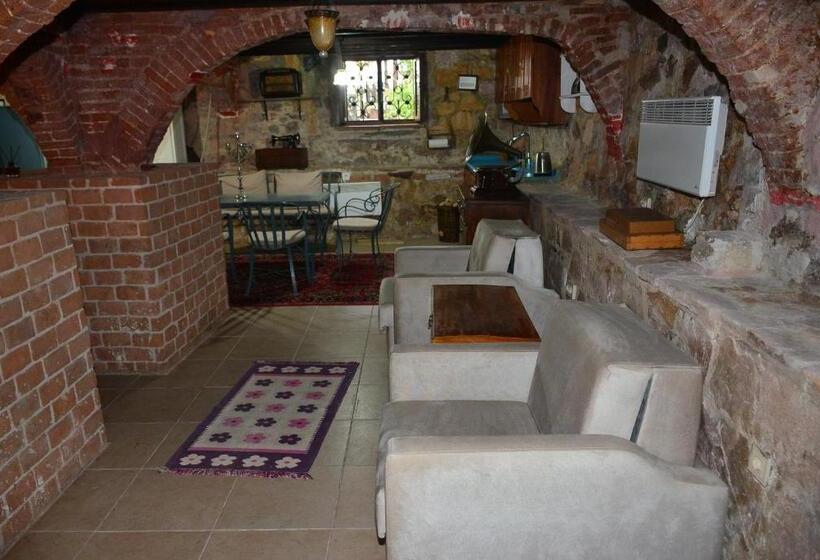 Трехместный Номер Стандарт Вид на Сад, Cunda Zehra Teyzenin Evi
