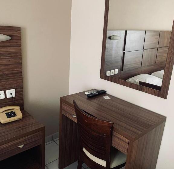 חדר סטנדרט, Eleana