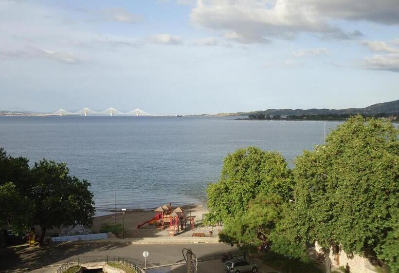 غرفة عائلية مطلّة علي البحر, Nafpaktos