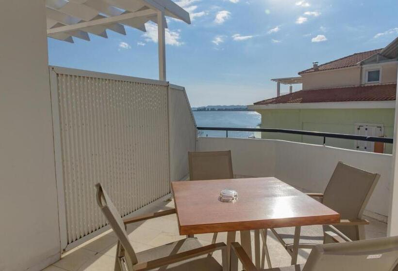 غرفة عائلية مطلّة علي البحر, Nafpaktos