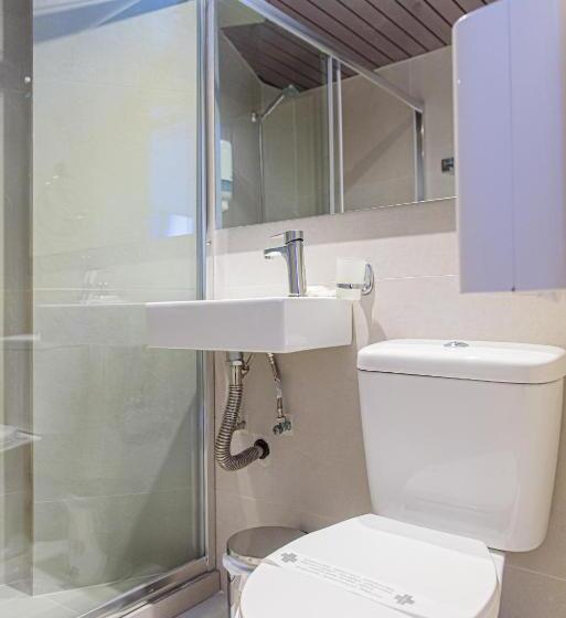 غرفة قياسية ثلاثية, Nafpaktos