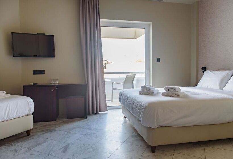 غرفة قياسية ثلاثية, Nafpaktos