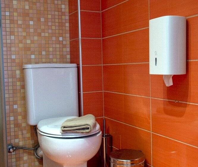 غرفة قياسية ثلاثية, Nafpaktos