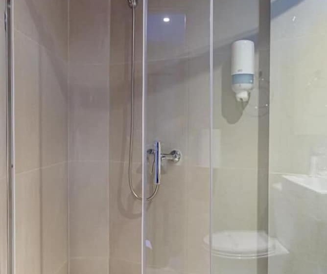 غرفة قياسية ثلاثية, Nafpaktos