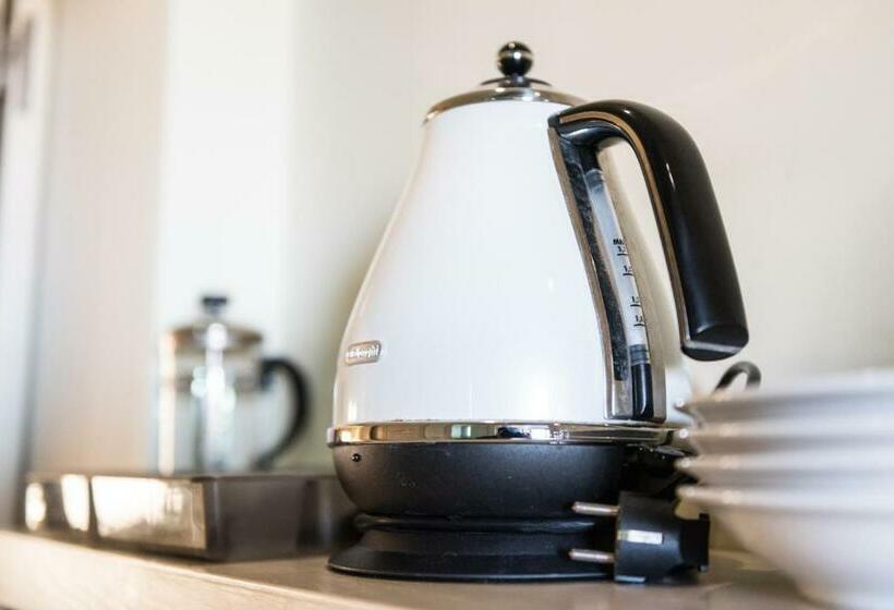 חדר סטנדרט, Stamos