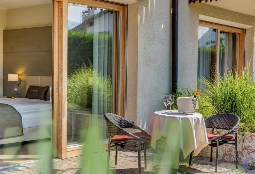 سوئیت رویال, Art & Design Hotel Napura