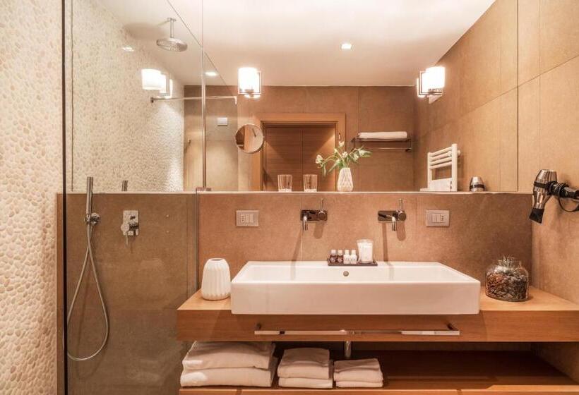 سوئیت جونیور با تراس, Art & Design Hotel Napura