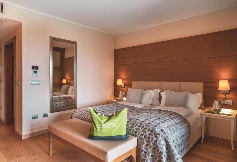 سوئیت جونیور با تراس, Art & Design Hotel Napura