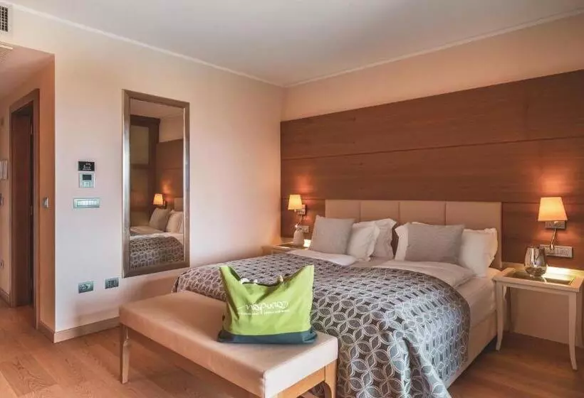 سوئیت جونیور با تراس, Art & Design Hotel Napura