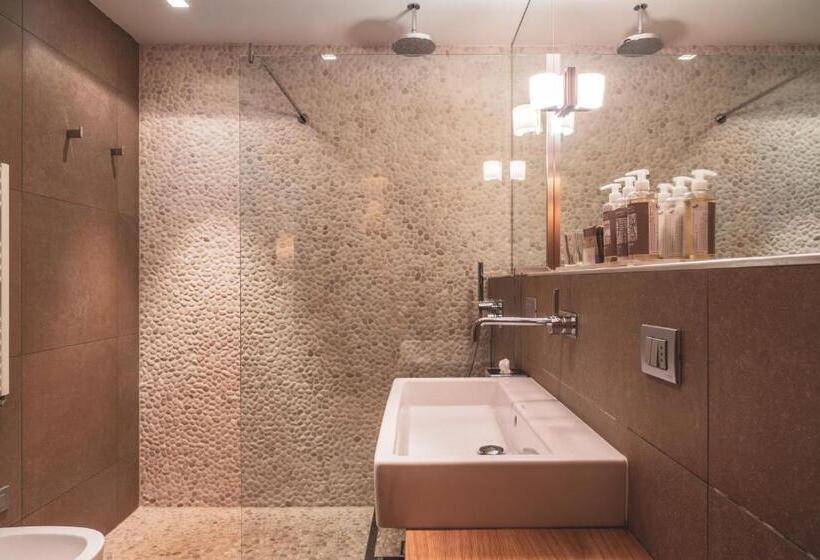سوییت جونیور با بالکن, Art & Design Hotel Napura