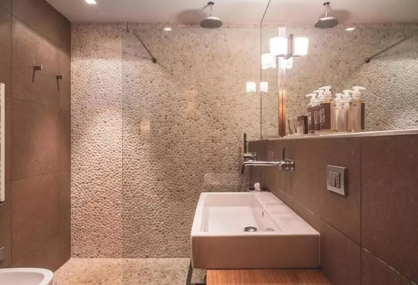 سوییت جونیور با بالکن, Art & Design Hotel Napura