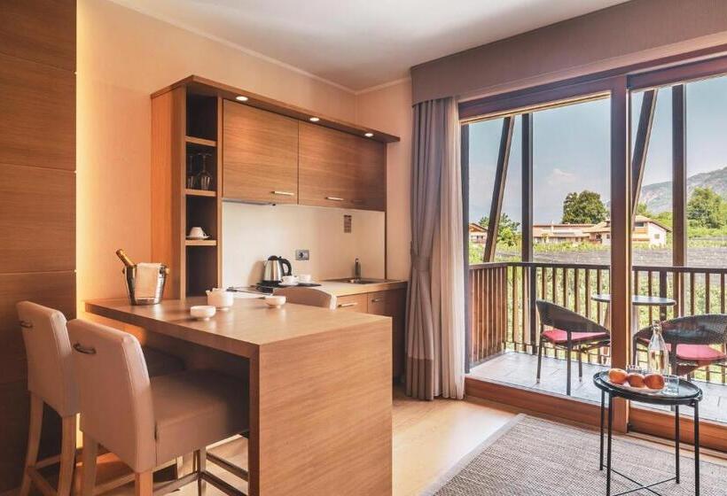 سوییت جونیور با بالکن, Art & Design Hotel Napura