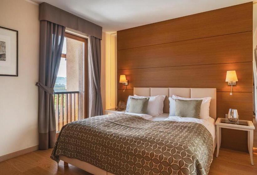 سوییت جونیور با بالکن, Art & Design Hotel Napura