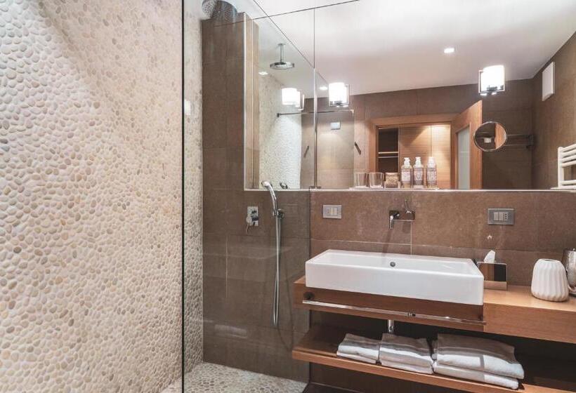 سوئیت جونیور با چشمانداز کوهستان, Art & Design Hotel Napura