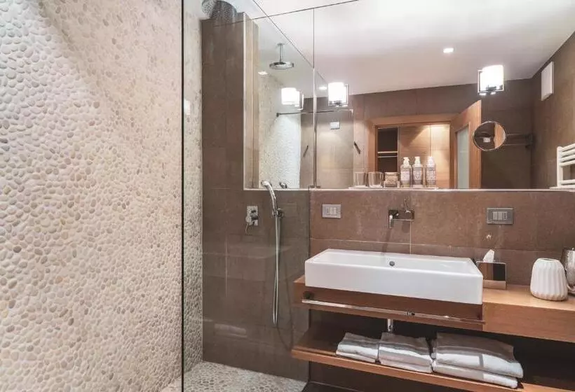 سوئیت جونیور با چشمانداز کوهستان, Art & Design Hotel Napura
