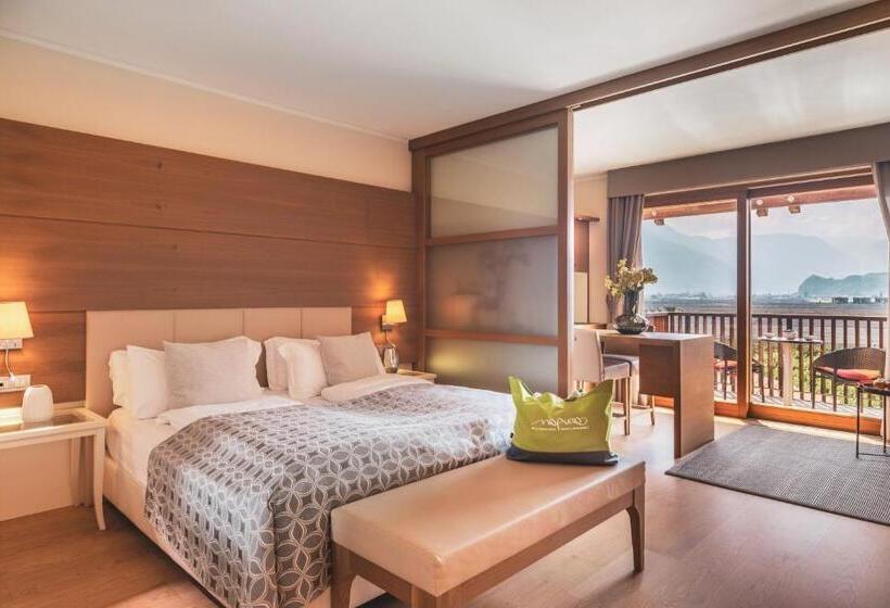 سوئیت جونیور با چشمانداز کوهستان, Art & Design Hotel Napura