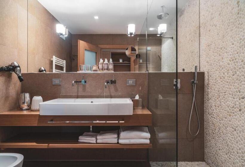 سوییت, Art & Design Hotel Napura