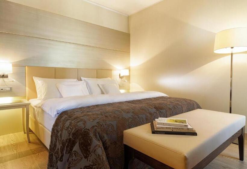 سوییت سوپریور, Art & Design Hotel Napura