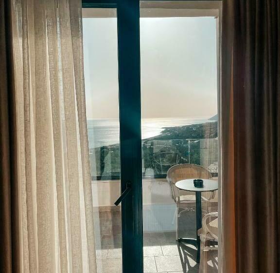 اتاق لوکس با بالکن و چشم‌انداز دریا, Gogo S Boutique