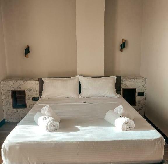 اتاق لوکس با بالکن و چشم‌انداز دریا, Gogo S Boutique