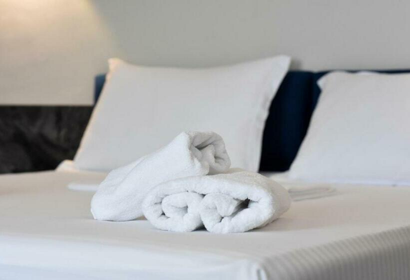 اتاق لوکس با بالکن و چشم‌انداز دریا, Gogo S Boutique