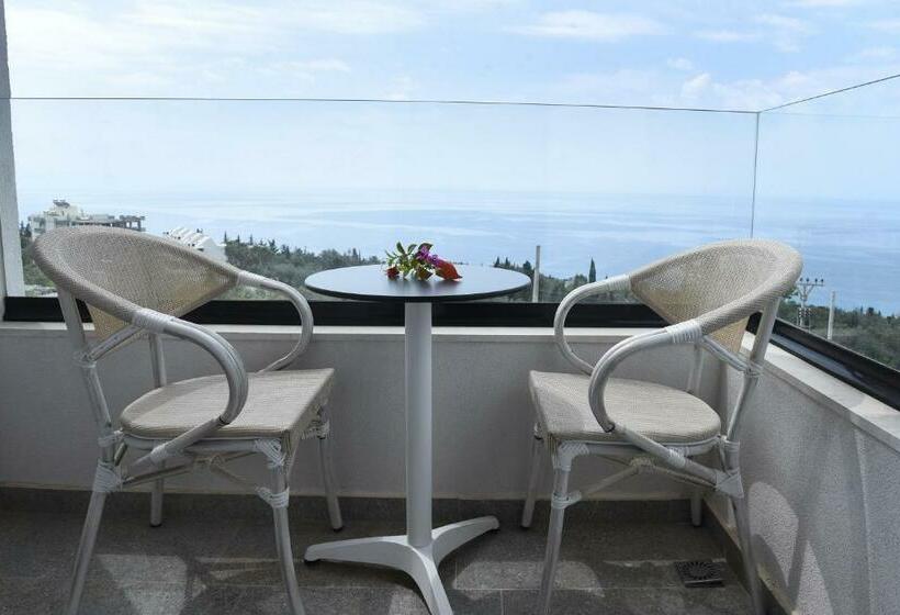 اتاق لوکس با بالکن و چشم‌انداز دریا, Gogo S Boutique