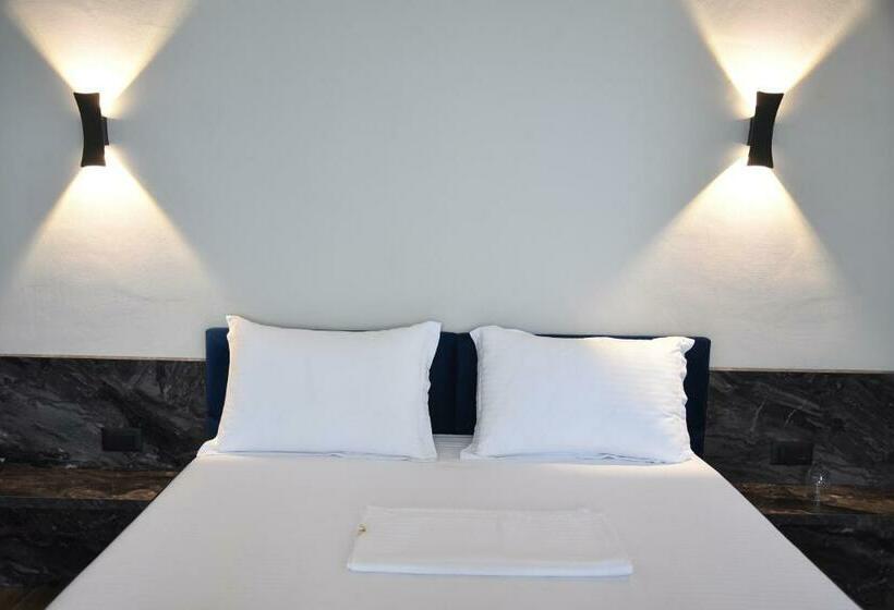 اتاق لوکس با بالکن و چشم‌انداز دریا, Gogo S Boutique