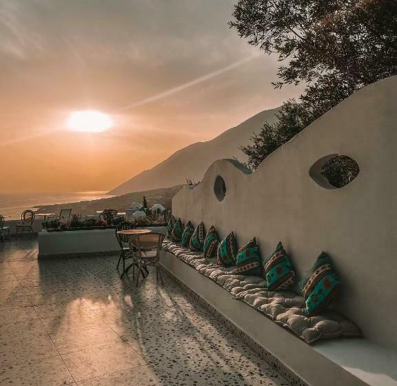 اتاق لوکس با بالکن و چشم‌انداز دریا, Gogo S Boutique