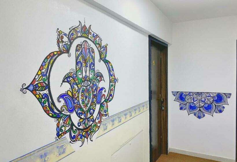 اتاق راحتی سه تخته, The Castle Star