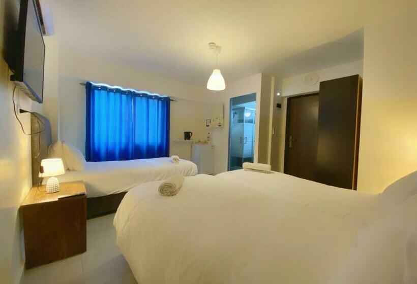 اتاق راحتی سه تخته, The Castle Star