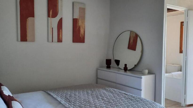 Номер Стандарт Вид на Озеро, Auberge Du Castellas