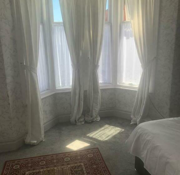 סוויטה משפחתית, The New Macleods Guest House