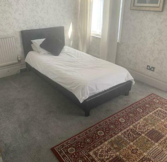 סוויטה משפחתית, The New Macleods Guest House