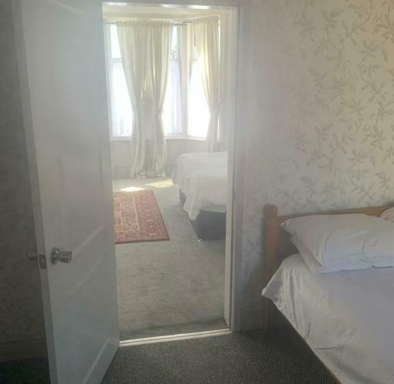 סוויטה משפחתית, The New Macleods Guest House