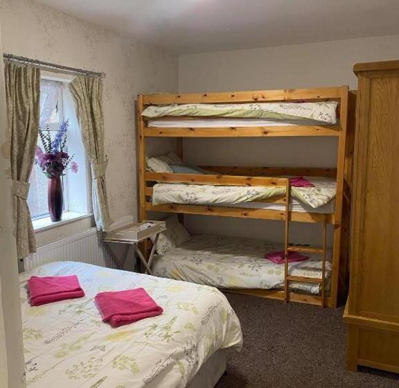 חדר משפחתי, The New Macleods Guest House