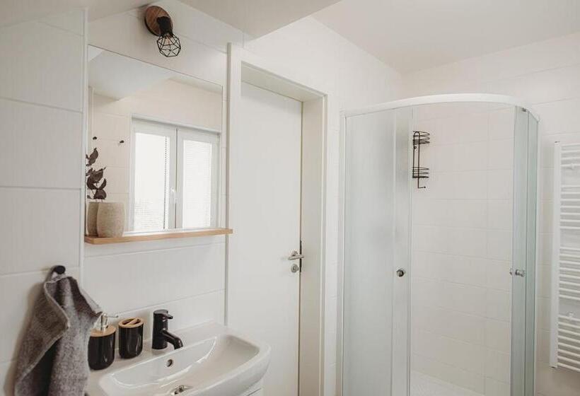 غرفة قياسية, Vinný Sklep Rozárka